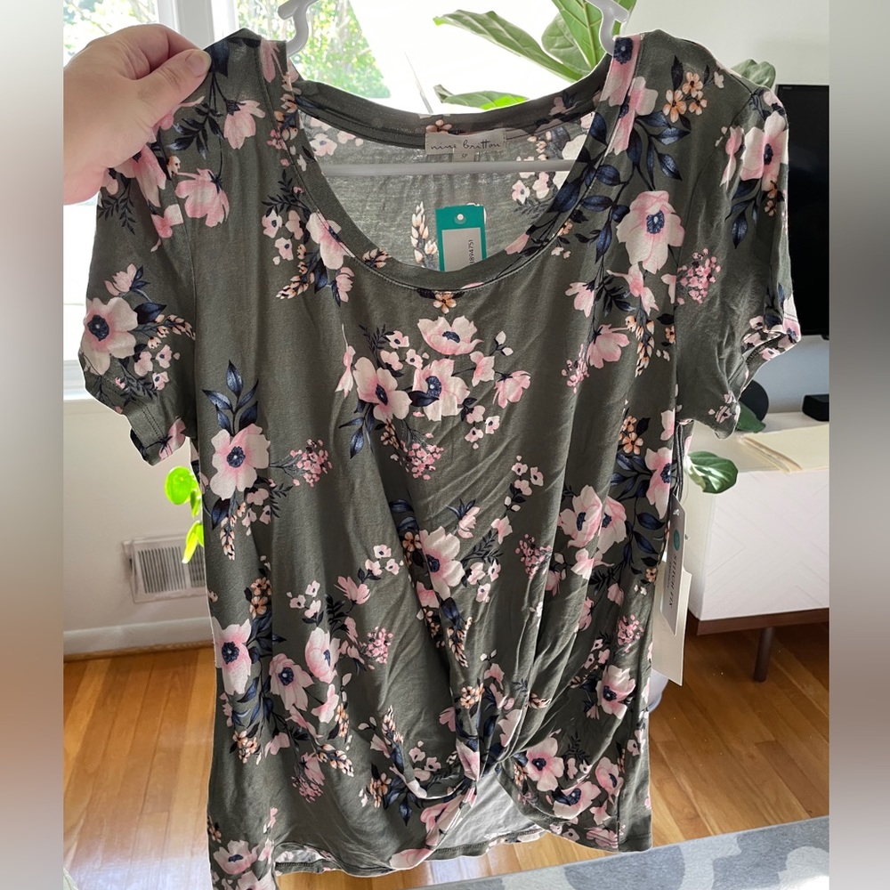NWT Nine Britton floral top with front knot - small petite